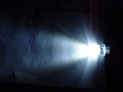 Fascio luminoso di led 10mm 1W, notare l'emissione principale a 30° e quella secondaria a 130°