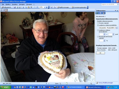 Con Microsoft Office Picture Manager, mentre ridimensiono la foto dei primi 50 anni insieme a Gabriella.