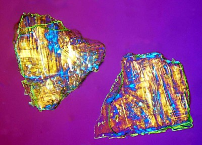 Scaglie di uranocircite sotto i raggi UV.