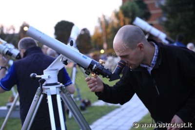 Federico (Vega) mentre guarda nello Zeiss da 50mm di Vincenzo..no, qui la Cassini non si vedeva, solo la banda equatoriale. Tirato sino a 180X