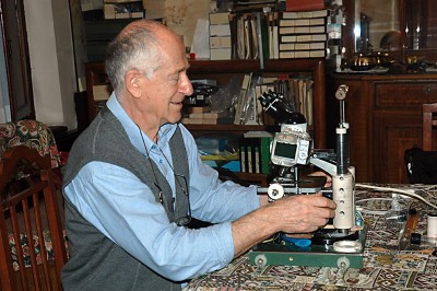 Il microscopio, costruito con i pezzi avanzati dalle riparazioni