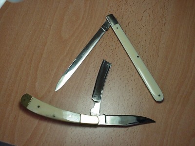 In alto coltello taglia buste, in basso coltello rasoio.