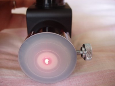Controllo della collimazione col laser, in questo caso il raggio cade esattamente al centro del portaoculari.
