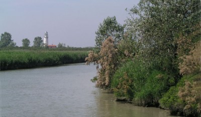 Le vie d'acqua ed in lontananza il faro di Goro