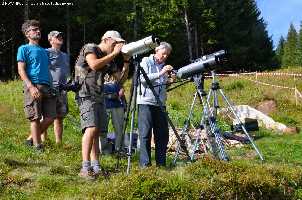 Piergiovanni Salimbeni durante un evento in Valtellina: nella foto vari binocoli astronomici