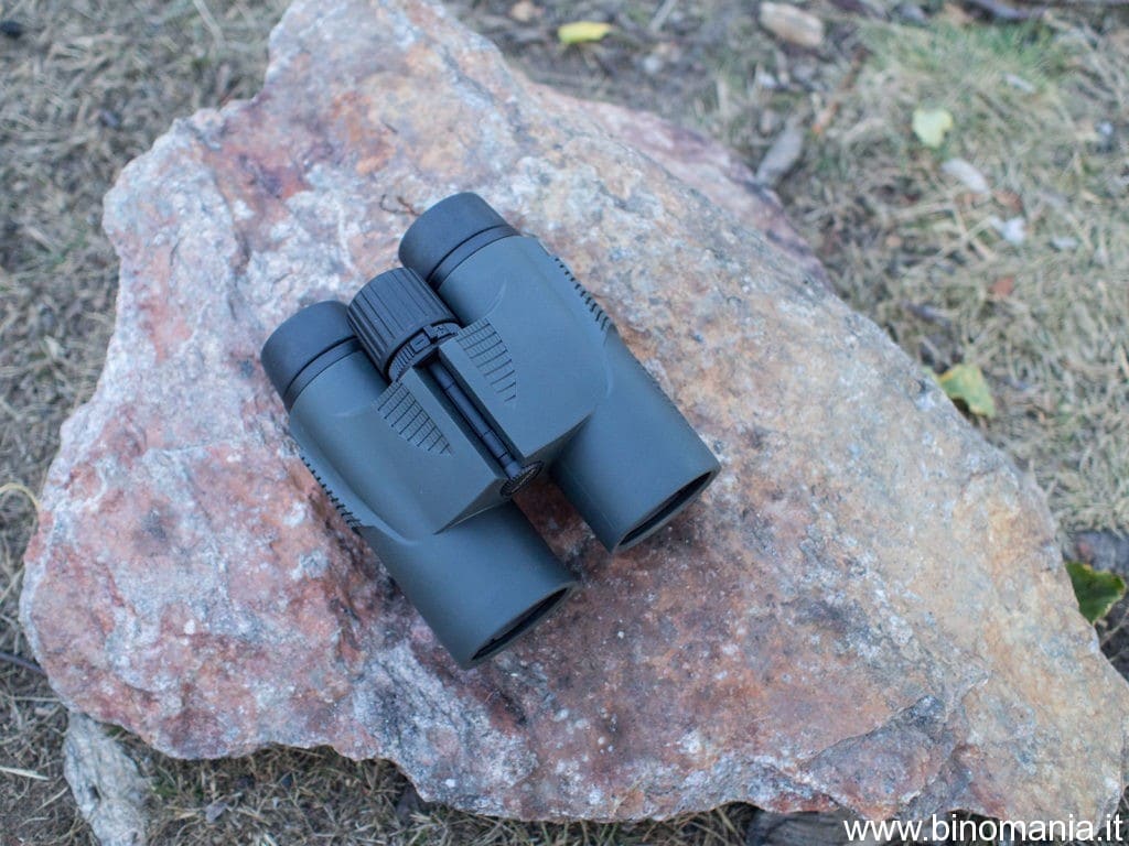 Foto del binocolo Fujinon KF 10x42 su una roccia