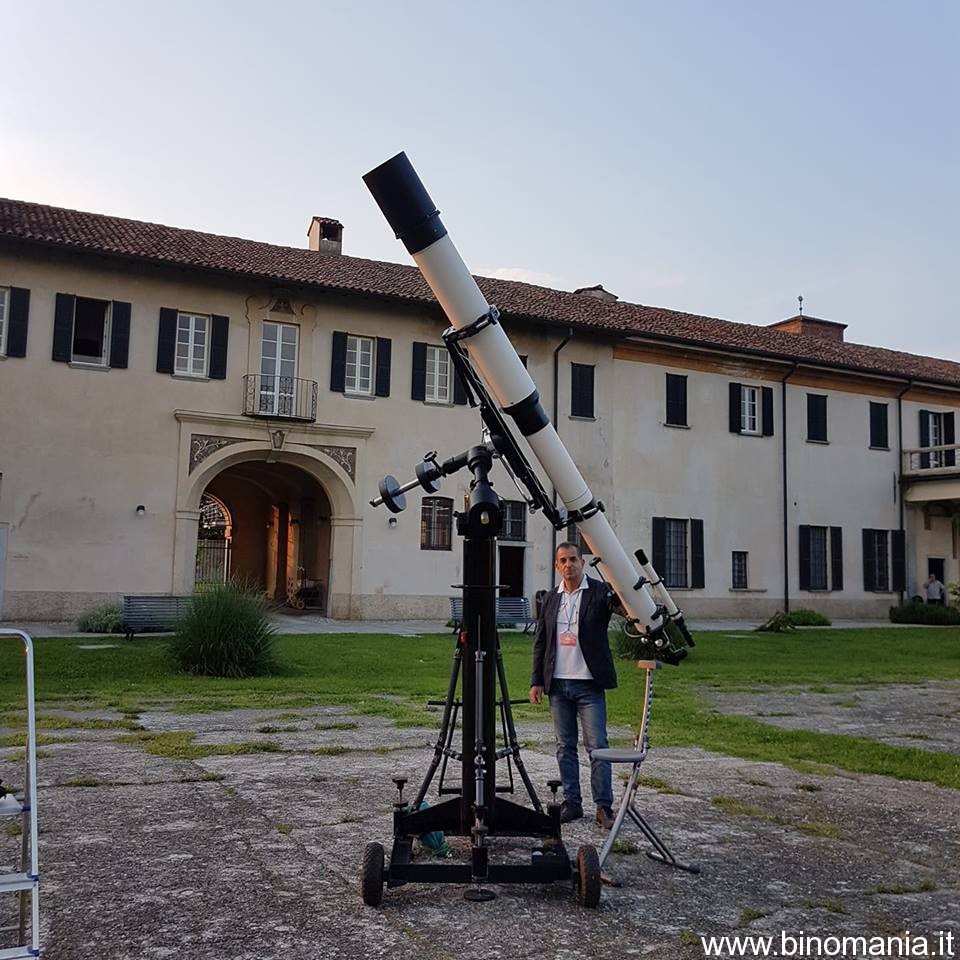 Vincenzo Rizza posa accanto al telescopio San Giorgio Morais 190 /2850